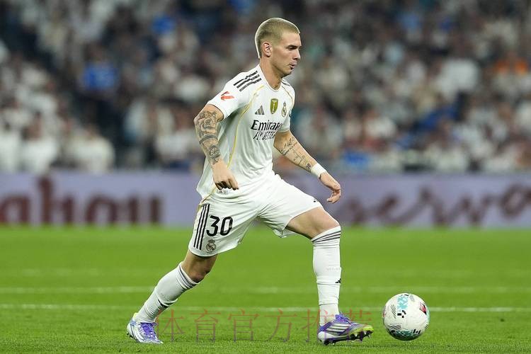 世体:维+居都没站出来 马斯坦托诺难匹敌亚马尔 世体:维+居都没站出来 马斯坦托诺难匹敌亚马尔